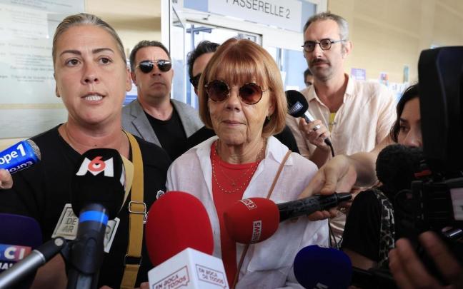Gisèle Pélicot (C) y su hija Caroline Darian (I) atienden a los medios tras la primera sesión del juicio.