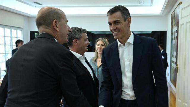 El presidente del Gobierno español, Pedro Sánchez, junto al ministro para la Transformación Digital y de la Función Pública, Óscar López.