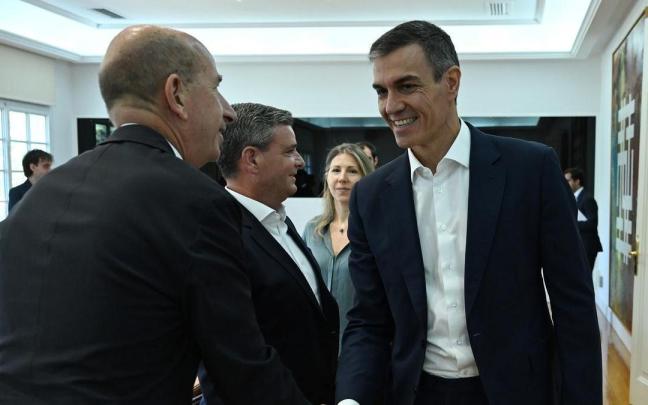 El presidente del Gobierno español, Pedro Sánchez, junto al ministro para la Transformación Digital y de la Función Pública, Óscar López.