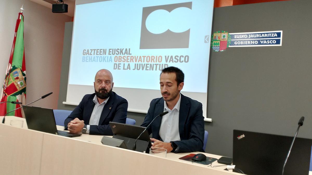 El viceconsejero de Juventud y Reto Demográfico del Gobierno vasco, Xabier Legarreta, y el director de Juventud y Emancipación, Adrián López, durante la presentación del informe 'Claves de la Emancipación en Euskadi'.