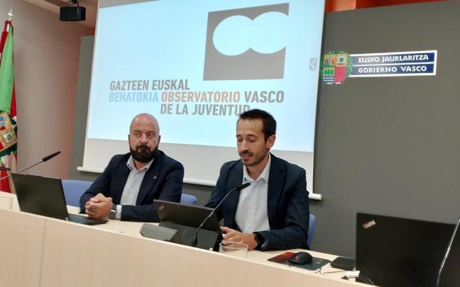 El viceconsejero de Juventud y Reto Demográfico del Gobierno vasco, Xabier Legarreta, y el director de Juventud y Emancipación, Adrián López, durante la presentación del informe 'Claves de la Emancipación en Euskadi'.