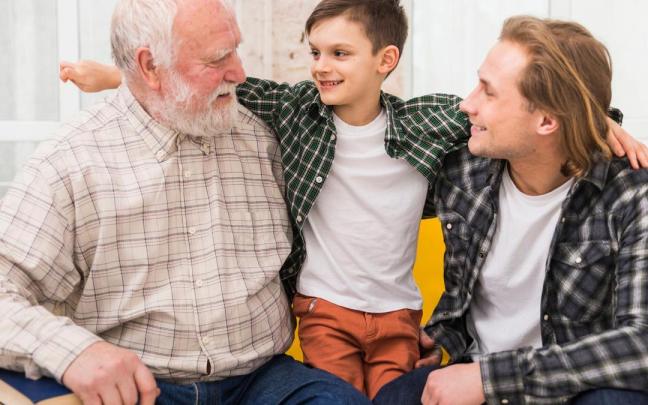 Las personas mayores aportan su experiencia a las nuevas generaciones.