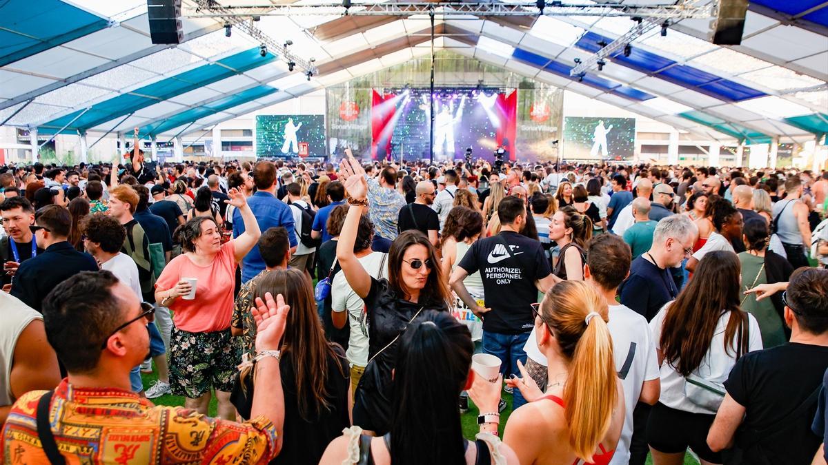 Decenas de personas durante el primer día del Festival Sónar, en la Fira de Barcelona, a 13 de junio de 2024.