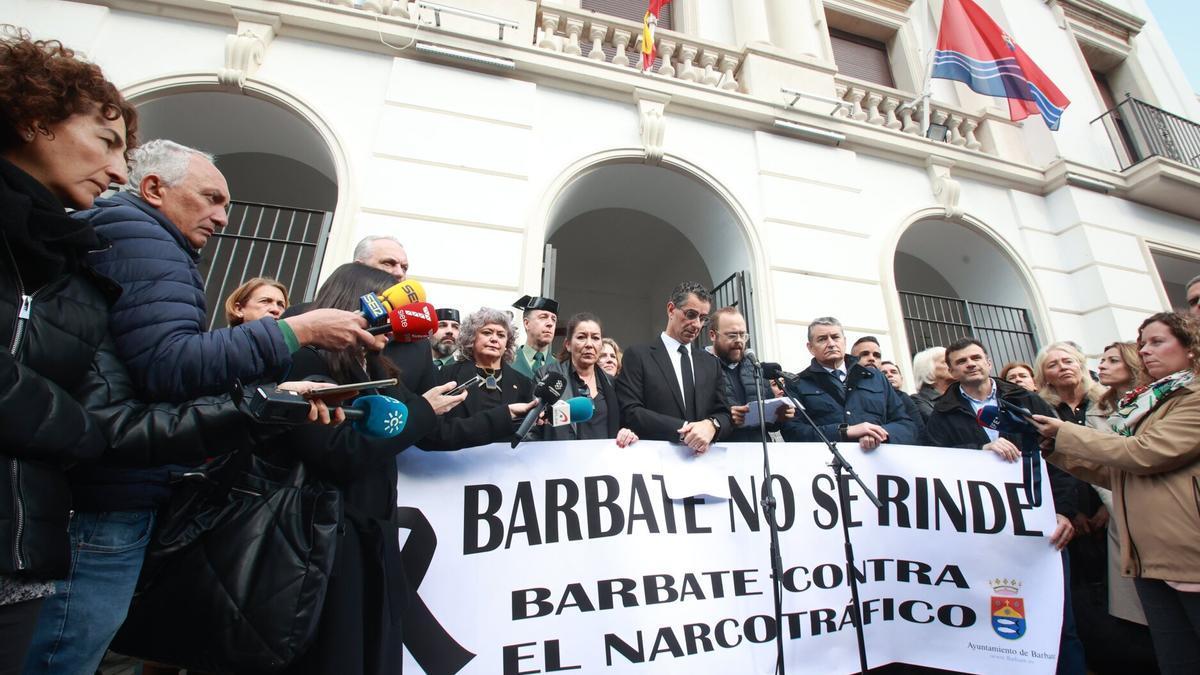 El consejero de Presidencia de Andalucía visita a Barbate (Cádiz) tras la muerte de guardias civiles por una narcolacha.