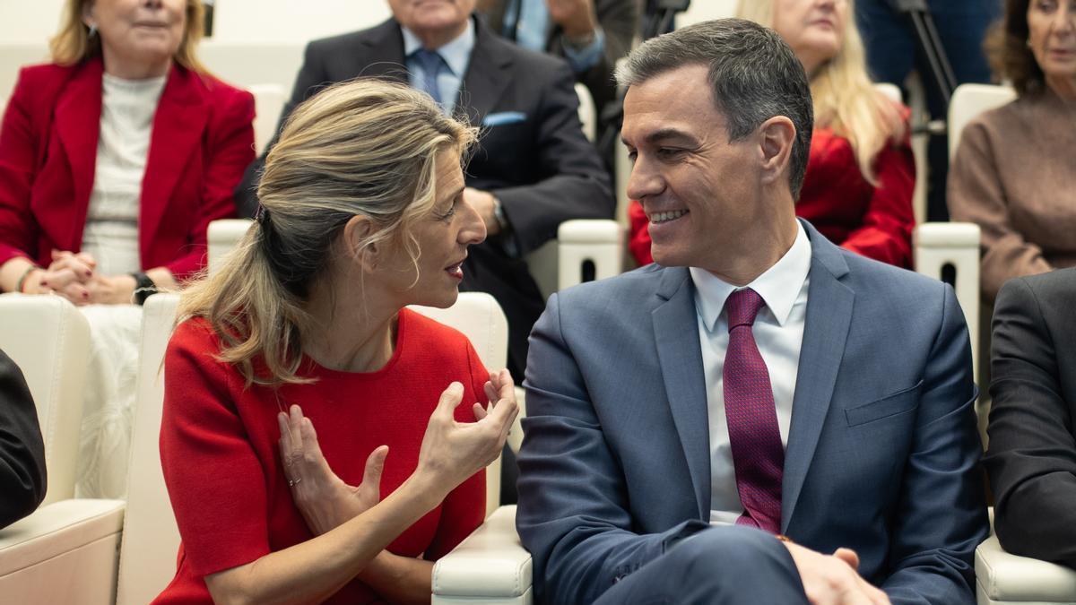 La vicepresidenta segunda y ministra de Trabajo, Yolanda Díaz y el presidente del Gobierno, Pedro Sánchez