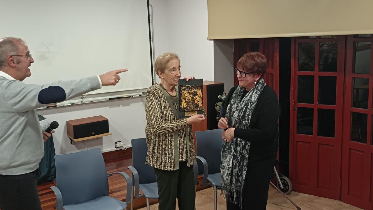 Tere con el cuadro creado por Iñaki Jauregialtzo 'Jaltzo'; un obsequio que celebra su pasión por el teatro