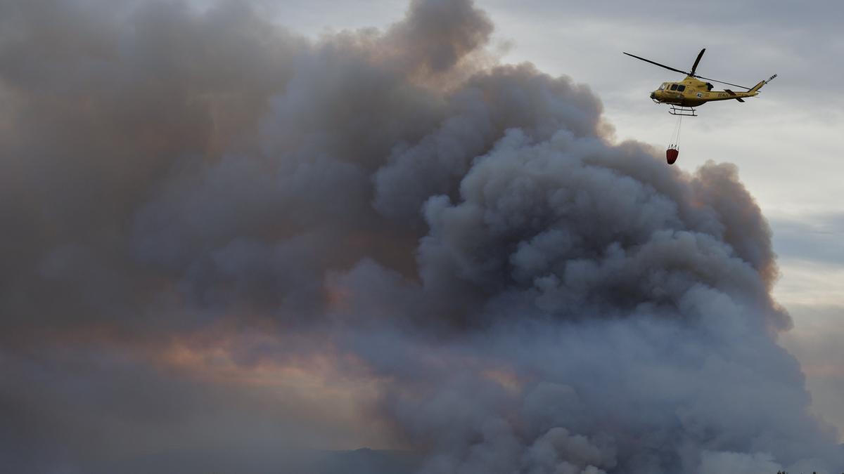Un helicóptero trabaja en la extinción del incendio.