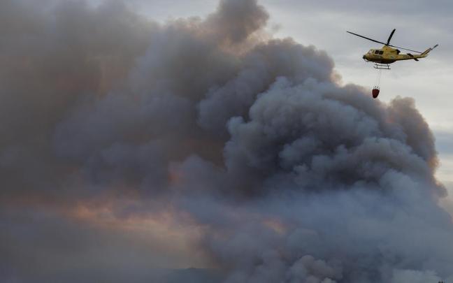Un helicóptero trabaja en la extinción del incendio.
