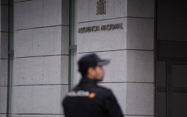 Un agente de Policía en la entrada de la Audiencia Nacional.