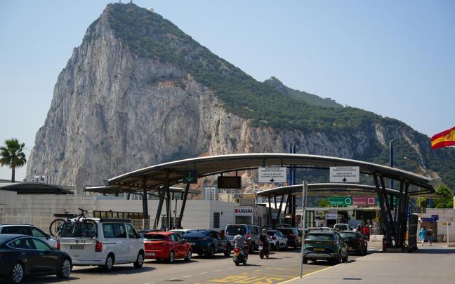 Imágenes de la frontera entre España y el Peñón de Gibraltar.