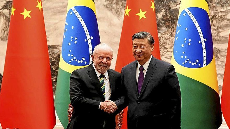 El presidente de Brasil, Luiz Inácio Lula da Silva, saluda eal líder chino, Xi Jinping.