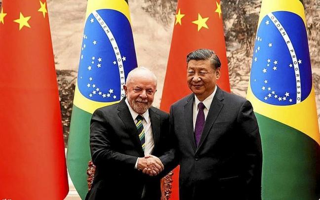 El presidente de Brasil, Luiz Inácio Lula da Silva, saluda eal líder chino, Xi Jinping.