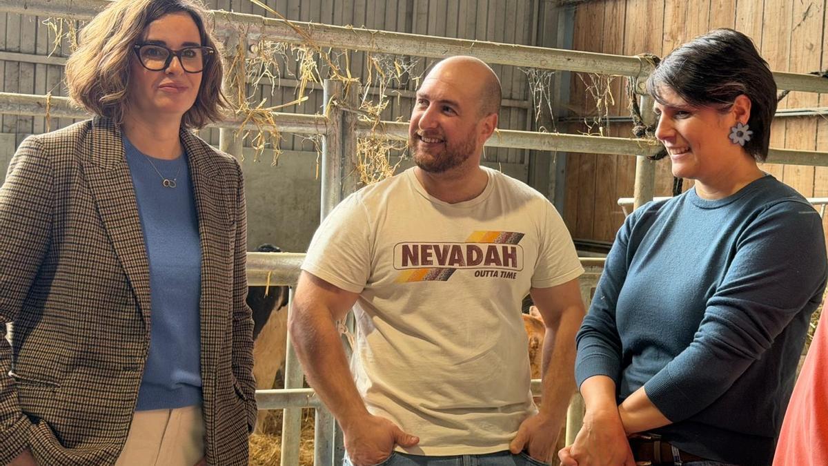 Elixabete Etxanobe, diputada general de Bizkaia; el ganadero Ibon Lasuen; y Arantza Atutxa, diputada foral de Medio Natural y Agricultura.