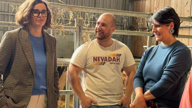 Elixabete Etxanobe, diputada general de Bizkaia; el ganadero Ibon Lasuen; y Arantza Atutxa, diputada foral de Medio Natural y Agricultura.