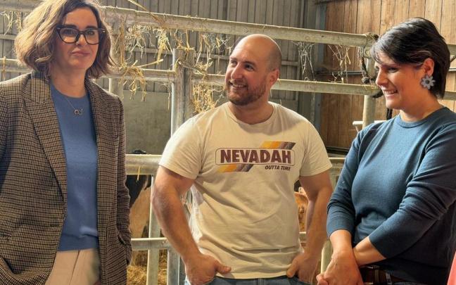 Elixabete Etxanobe, diputada general de Bizkaia; el ganadero Ibon Lasuen; y Arantza Atutxa, diputada foral de Medio Natural y Agricultura.