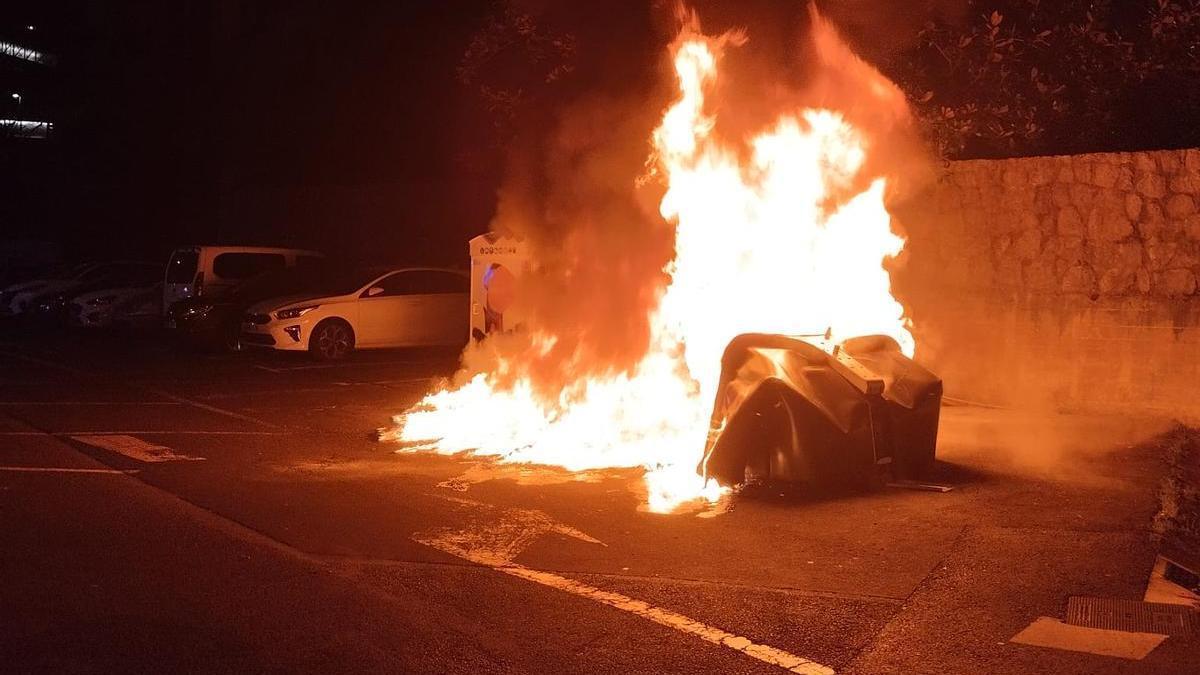 Los contenedores de Floreaga tampoco se libraron de los sucesos vandálicos de la noche del viernes.