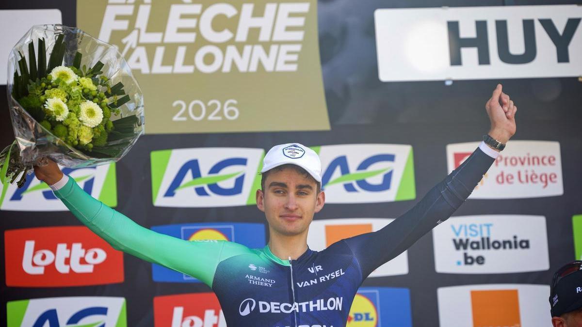 Paul Seixas celebra el triunfo en el podio.