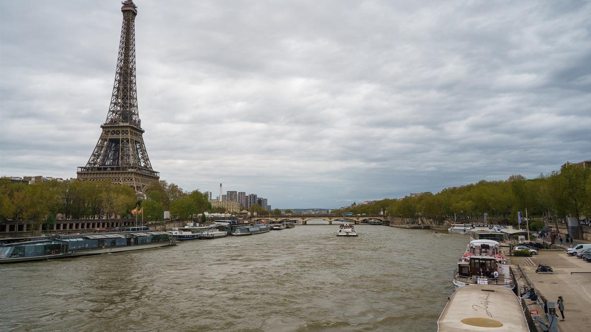 Vista general del río Sena a su paso por la Torre Eiffel, en París.