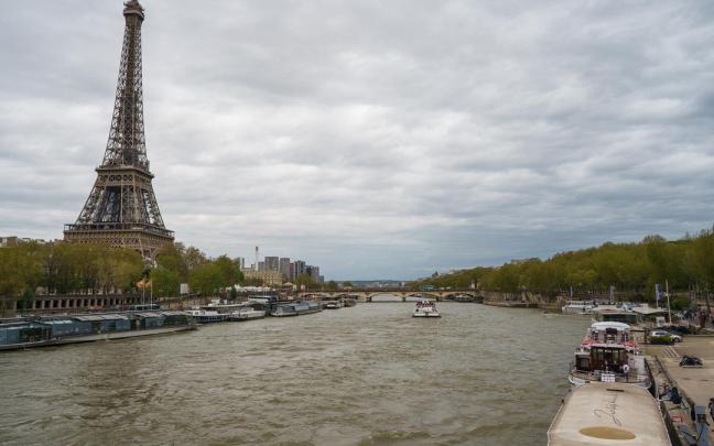 Vista general del río Sena a su paso por la Torre Eiffel, en París.