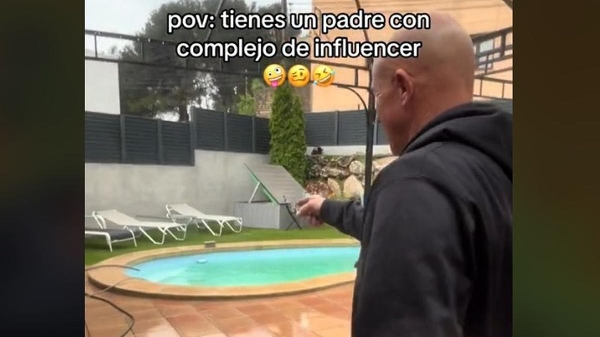 El inventor, mostrando su piscina.