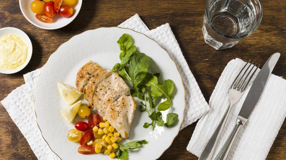 Cena ligera con pechuga de pollo a la plancha y verduras