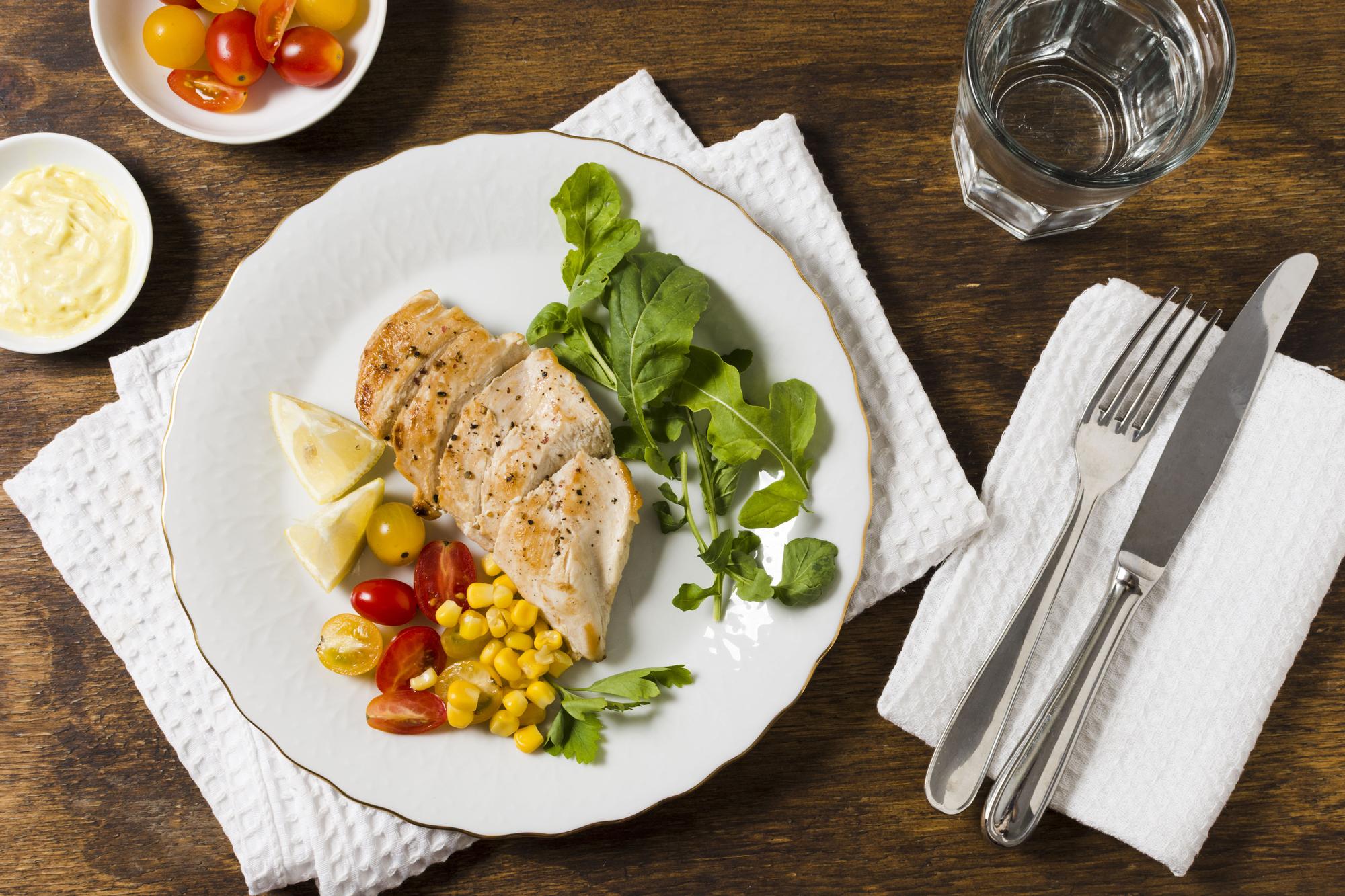 Cena ligera con pechuga de pollo a la plancha y verduras.