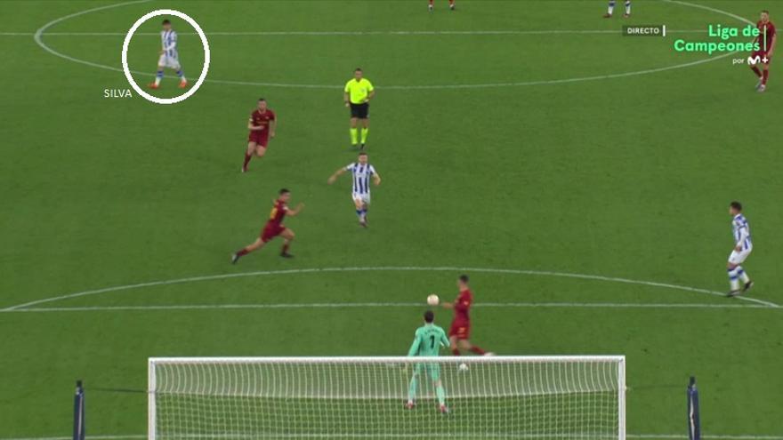 Cuando la Real vio que la Roma se disponía así para defender, supo que dentro tenía superioridad y que arriesgar podía tener premio si se lograba enganchar con Silva. Así se explica todo lo que apuró Remiro en dos o tres situaciones...