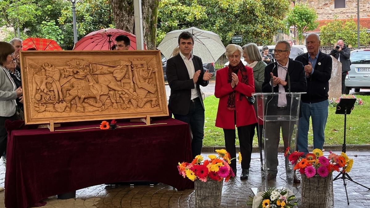El galzakoztarra Ángel Díaz ha regalado una reproducción en talla de madera del cuadro 'Guernica' al pueblo