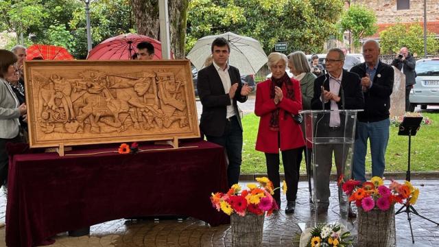El galzakoztarra Ángel Díaz ha regalado una reproducción en talla de madera del cuadro 'Guernica' al pueblo / Ayuntamiento de Galdakao El galzakoztarra Ángel Díaz ha regalado una reproducción en talla de madera del cuadro 'Guernica' al pueblo