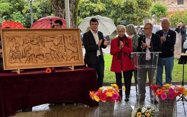 El galzakoztarra Ángel Díaz ha regalado una reproducción en talla de madera del cuadro 'Guernica' al pueblo / Ayuntamiento de Galdakao El galzakoztarra Ángel Díaz ha regalado una reproducción en talla de madera del cuadro 'Guernica' al pueblo