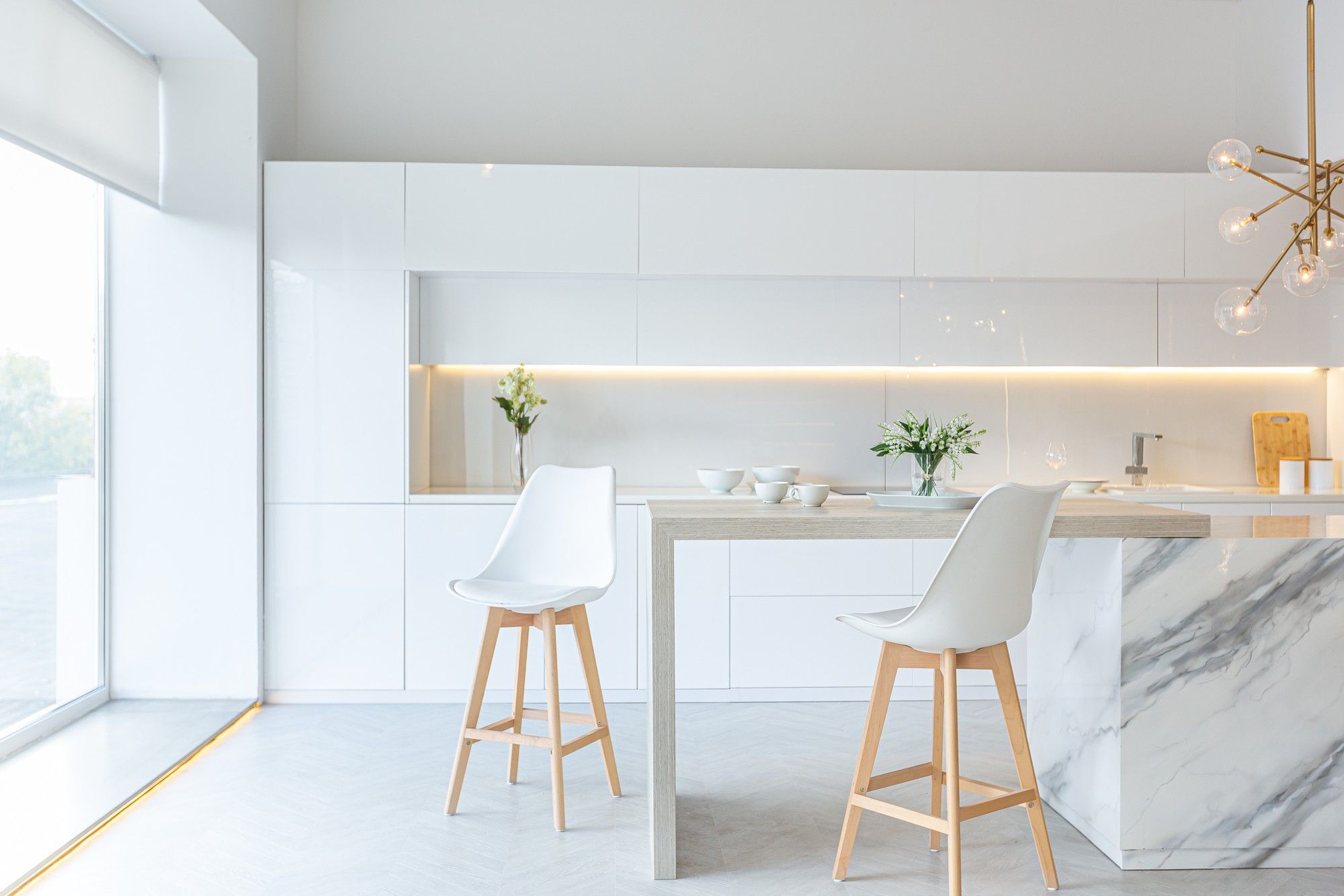 Cocina blanca con una decoración minimalista.