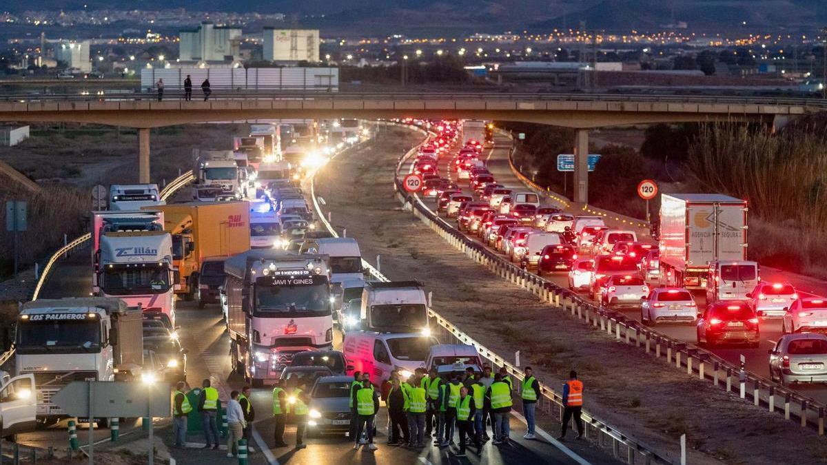 Medio centenar de vehículos entre tractores, camiones y turismos protestan cortando el tráfico en la autovía 30 que conecta Murcia y Cartagena.