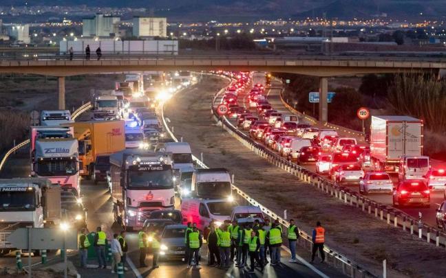 Medio centenar de vehículos entre tractores, camiones y turismos protestan cortando el tráfico en la autovía 30 que conecta Murcia y Cartagena. / EFE Medio centenar de vehículos entre tractores, camiones y turismos protestan cortando el tráfico en la autovía 30 que conecta Murcia y Cartagena.