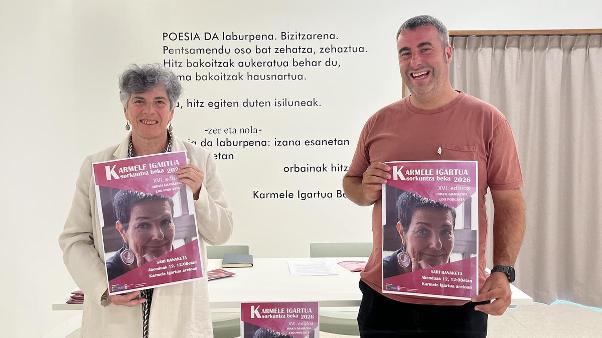 La directora de Bergarako Idazle Eskola, Tere Irastortza, y el edil de Cultura Ibai Zangitu en la presentación.