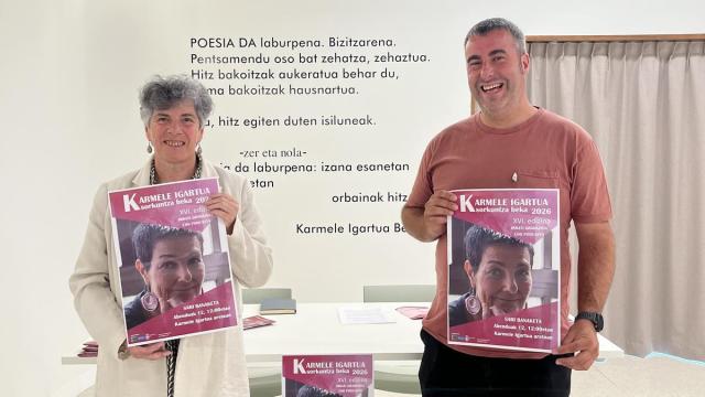 La directora de Bergarako Idazle Eskola, Tere Irastortza, y el edil de Cultura Ibai Zangitu en la presentación.