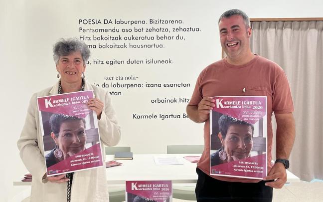 La directora de Bergarako Idazle Eskola, Tere Irastortza, y el edil de Cultura Ibai Zangitu en la presentación.