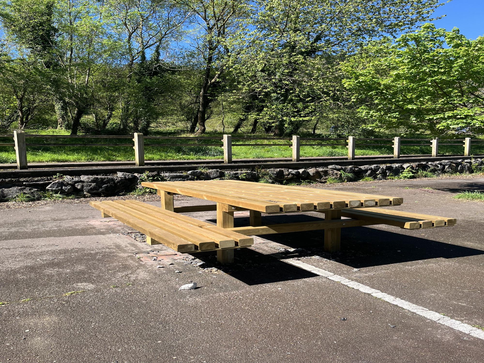 Las mesas de picnic en las áreas de descanso han sido sustituidas.