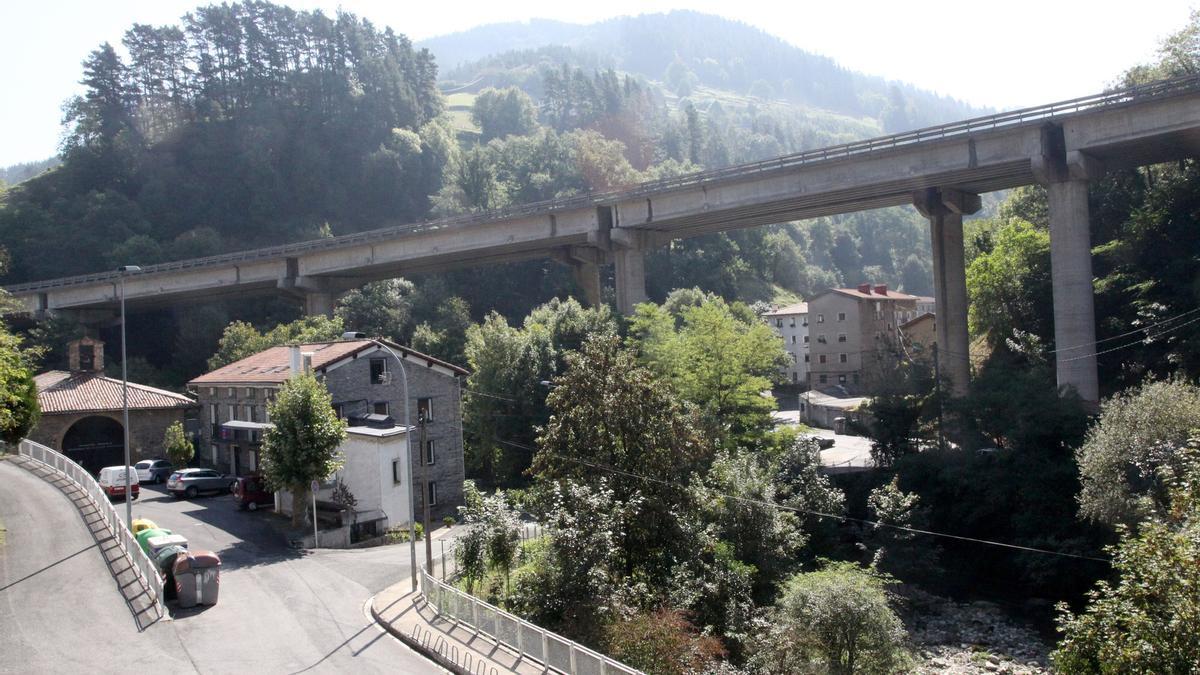 El puente de la autopista domina el acceso al barrio de Murrategi