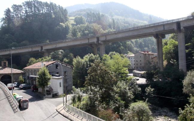 El puente de la autopista domina el acceso al barrio de Murrategi