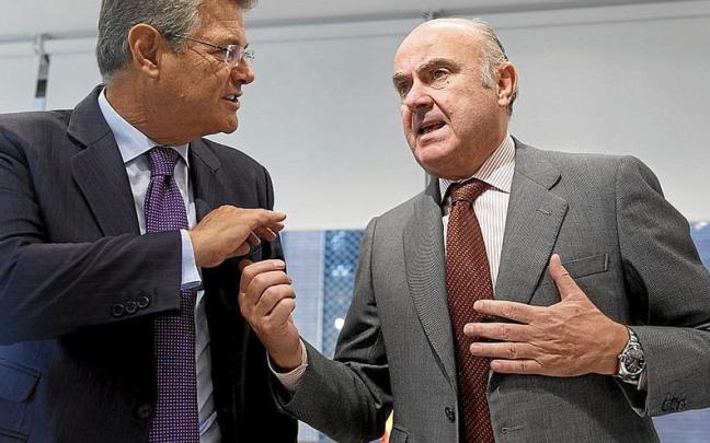 Luis de Guindos, a la derecha, ayer en el encuentro de Kreab.