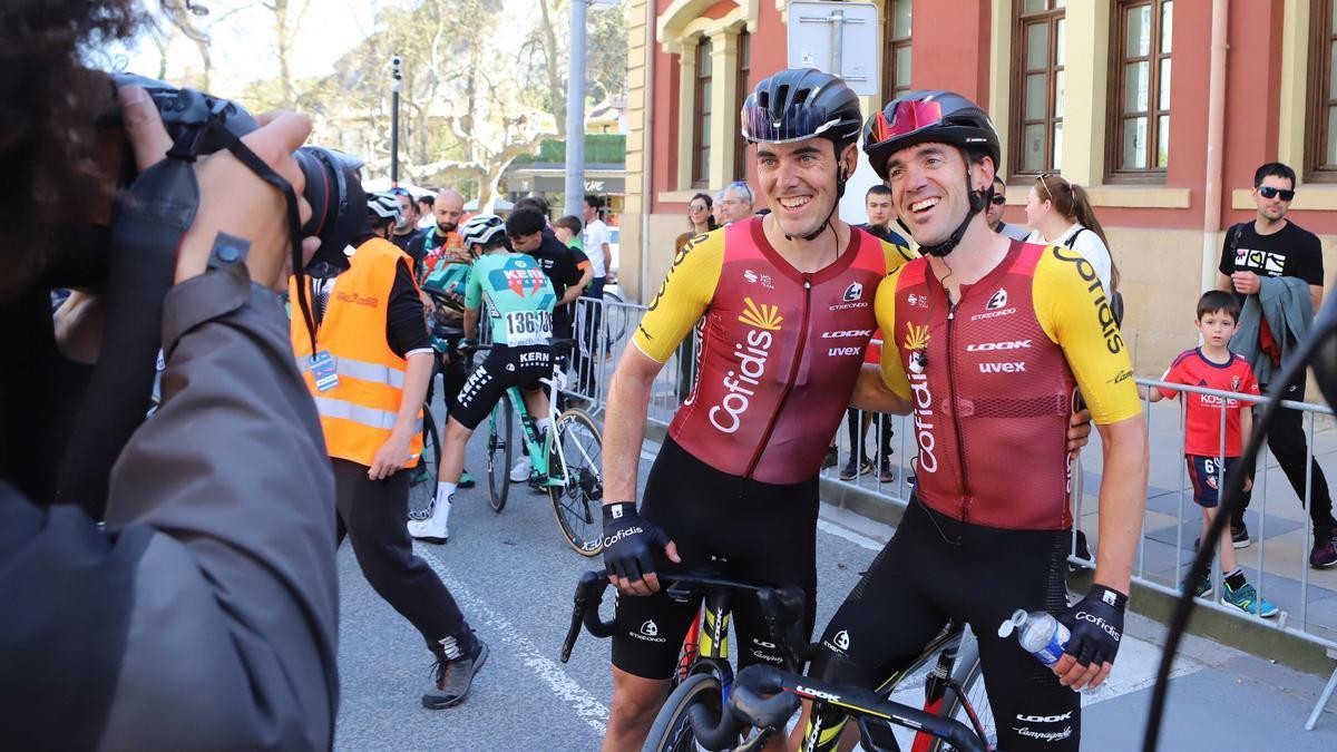 Aramburu e Izagirre, al finalizar el Gran Premio Miguel Indurain.
