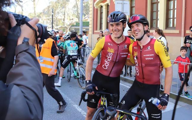 Aramburu e Izagirre, al finalizar el Gran Premio Miguel Indurain.