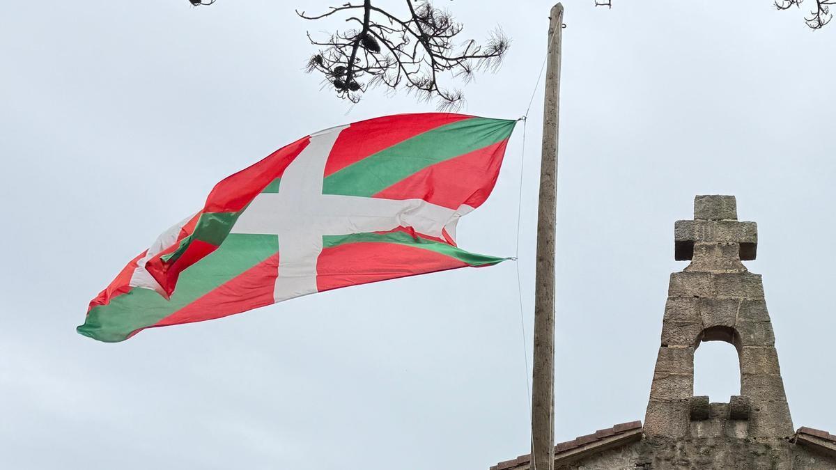 La ikurriña ondeaado en el monte Bizkargi en víspera del Aberri Eguna.