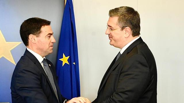 El lehendakari Pradales, con el comisario europeo de Transportes, Apostolos Tzitzikostas, en enero