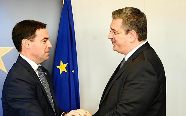 El lehendakari Pradales, con el comisario europeo de Transportes, Apostolos Tzitzikostas, en enero