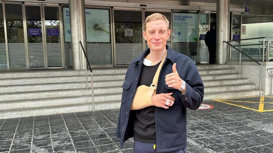 Vingegaard, en el momento de abandonar el hospital tras la caída en la Itzulia.