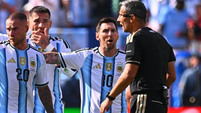 Jugadores de Argentina protestan una decisión arbitral durante la final.