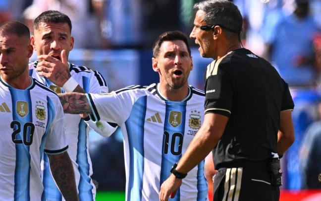 Jugadores de Argentina protestan una decisión arbitral durante la final.