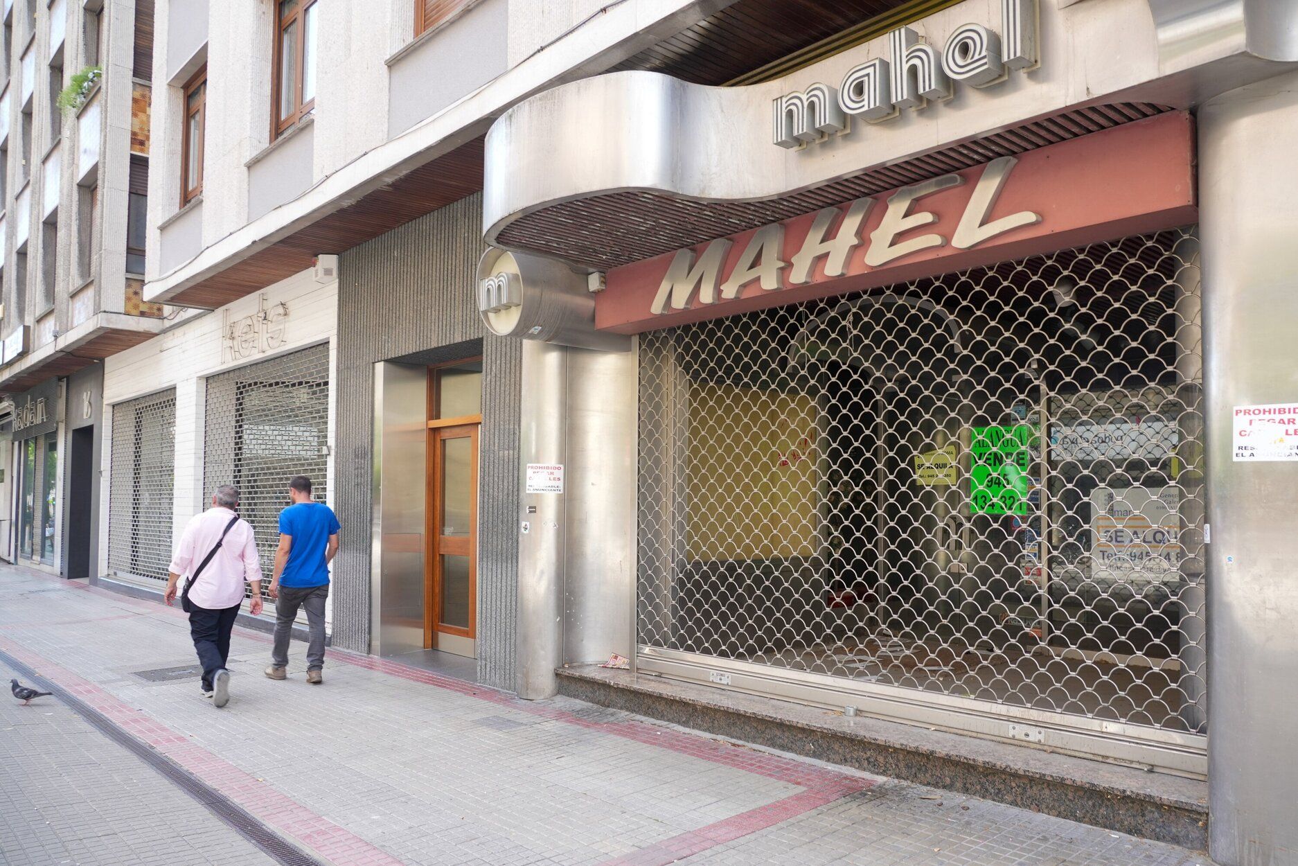 Un comercio con el cartel de se vende tras no encontrar a nadie que se haga cargo del mismo