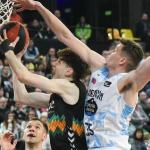 Agustín Ubal intenta anotar frente al Río Breogán.